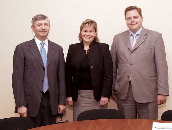 Під час зустрічі в МОЗ: (зліва направо) Віктор Рибчук, Джудіт Бідло, та Андрій Гундер («ГлаксоСмітКляйн»)