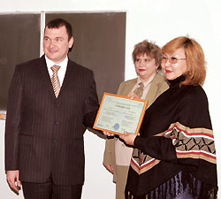 Торжественный момент: И. Бавыкин вручает сертификат об успешном обучении