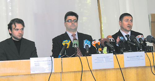 Участники пресс-конференции (слева направо) — Виктор Мирошниченко, Александр Федько и Валентин Снисарь 