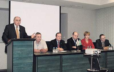 Владимир Загорий (на трибуне) приветствует участников совещания 