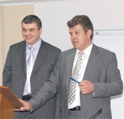 Александр Яворский,  президент группы компаний «Биокон» (справа), и Олег Курченко, исполнительный директор группы компаний «Биокон», отвечают на вопросы