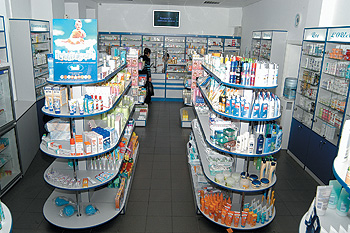 Аптечный супермаркет, расположенный на перекрестке улиц Ярославов Вал и Олеся Гончара