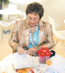 Філя Жебровська підписує контракт на участь ВАТ «Фармак» у виставці CPhI Worldwide-2007 у Мілані 