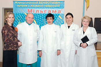 Виктория Тарабанова (первая слева) и Николай Анкин с сотрудниками