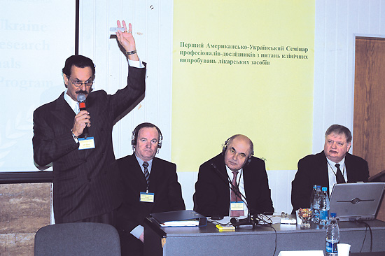 Слева направо: Джеффри Глосс, директор ГФЦ МЗ Украины Виктор Чумак, Владимир Мальцев, Уильям Хиршхорн