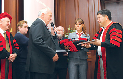 Кеннет Алибек вручает сертификат эксперта ученого совета Геннадию Кнышову
