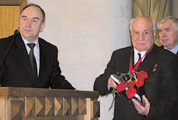 Заместитель министра здравоохранения и социального развития РФ Владимир Стародубов (слева) вручает почетную награду конгресса Федору Комарову