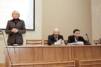 Во время выступления Людмилы Лабушевской. В президиуме (слева направо) Павел Бабич и Анатолий Чубенко