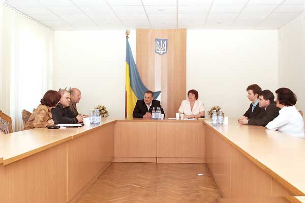 Під час проведення спеціального засідання Костопільської районної державної адміністрації. Головують Ярослав Білик та Зоя Дідич (на фото в центрі)