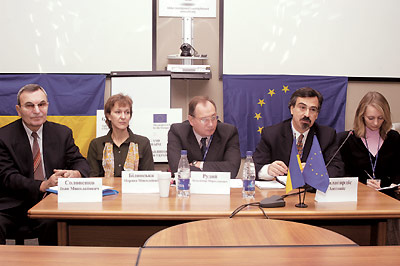 Президія семінару (зліва направо): Іван Солоненко, Марина Білинська, Володимир Рудий, д-р Антоніс Малагардіс