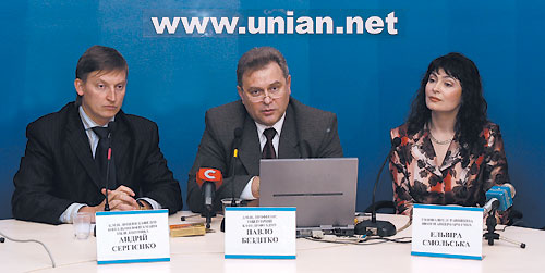 Докладчики на пресс-конференции. Слева направо: Андрей Сергиенко, Павел Бездетко, Эльвира Смольская