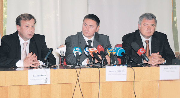 Під час проведення прес-конференції (зліва направо): І. Щепотін, В. Снісарь, Ю. Гайдаєв 