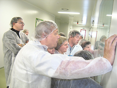 Участники совещания с интересом осматривают производственные помещения цеха по выпуску твердых лекарственных форм