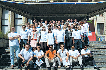 Бхагад Санджив (второй справа в нижнем ряду), Санджай Чаурасия (первый справа во втором ряду) и Маниш Кумар (первый справа в нижнем ряду) вместе с сотрудниками компании «Конарк Интелмед» на тренинге в Крыму