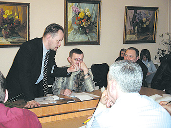 Александр Рощин во время проведения тренинга для сотрудников аптечной сети «Конекс»,  г. Винница