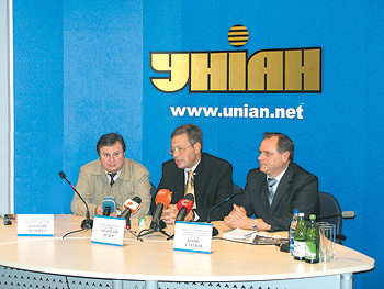 Во время пресс-конференции: Анатолий Печенка, Анатолий Редер, Борис Стегний