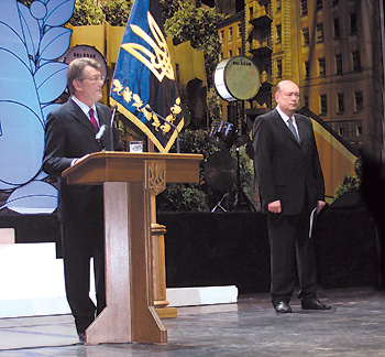 Виктор Ющенко и Виталий Москаленко во время торжественной церемонии в Национальном дворце искусств «Украина»