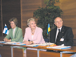 В президиуме семинара: Чрезвычайный и полномочный посол Финляндии в Украине Лаура Рейниля (Laura Reinila),  Лииза Хюссаля, Николай Полищук