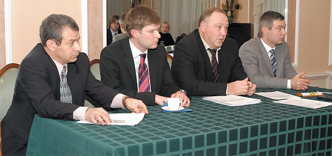 Слева направо — глава подкомитета по регуляторным вопросам Комитета EBA Александр Марков, Алексей Михеев, Сергей Громов, Алексей Жмуро