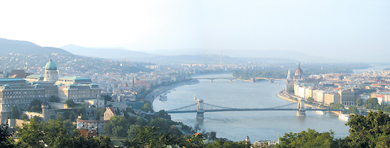 Будапешт, раскинувшийся в излучине по обоим — пологому левому и холмистому правому — берегам древнего Дуная, во многом напоминает Киев с его вечными Днепровскими Пагорбами