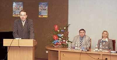 Во время работы симпозиума. Докладчик — Б. Маньковский, в президиуме — У. Штюр и В. Тарабанова