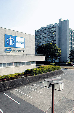 С 2002 г. на фасаде штаб-квартиры ведущей японской фармацевтической компании Chugai в Токио красуется новый логотип — Roche-Chugai