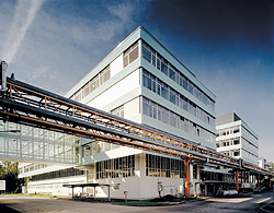 Новый научно-исследовательский комплекс Roche Penzberg (Германия) вступил в строй осенью 2001 г.