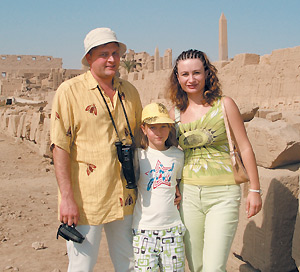 Владислав и Анна Долот с дочерью во время экскурсии по Луксору