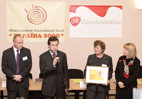 Під час вручення сертифіката (зліва направо): Девід Прітчард, Юрій Поляченко, Алла Щербинська, Катерина Ющенко