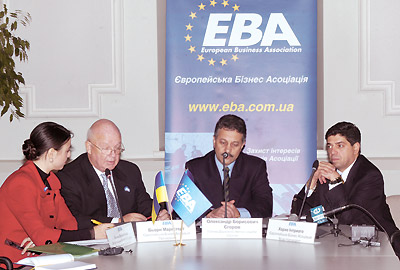 Во время встречи (слева направо): А. Деревянко, Б. Маркстедт, А. Егоров и Х. Интриаго