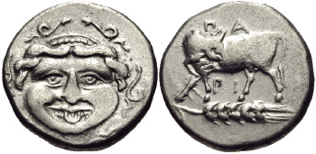 Голова Медузы Горгоны (слева), обвитая змея­ми (Мизиа, Парион), изображенная на гемидрахме; 4 в. до н.э.