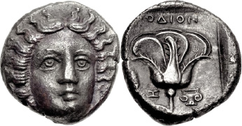 Изображение головы Гелиоса (слева) и розы с бутонами (справа) на древнегреческой тетрадрахме (Кариа, Родос; ок. 385–360 гг. до н.э.)