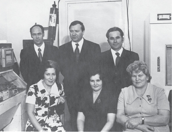 Сотрудники лаборатории (1970 г.). Слева направо в нижнем ряду: Усачева А.Н., Затула Е.И., Шкарупа Е.И.; в верхнем ряду: Вакушин Б.И., Конев Ф.А., Кулеш К.Ф.