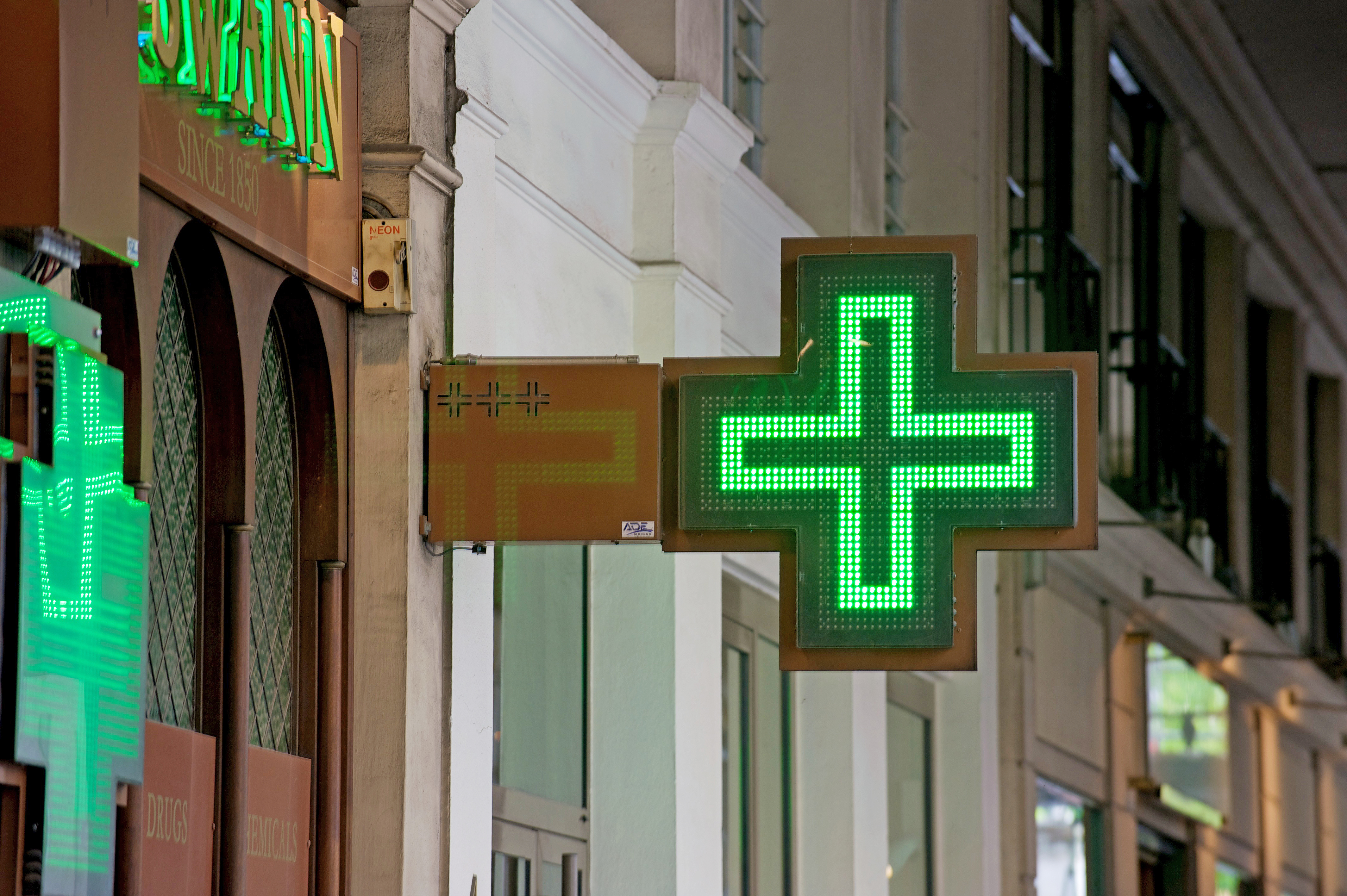 Аптека в грине. Зеленый крест аптеки. Зеленый крест. Знак аптеки. Медицинский крест зеленый.