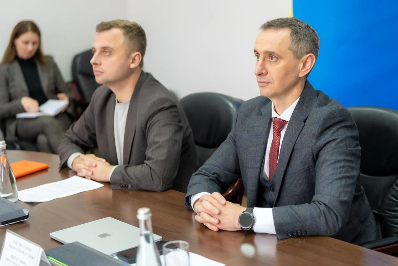 Міністр Охорони здоров'я Віктор Ляшко зі своїм Заступником Євгеном Гончаром сидять за столом